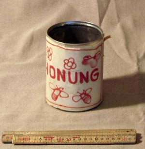 Fil:Rekvisita honungsburk ko10-09.jpg