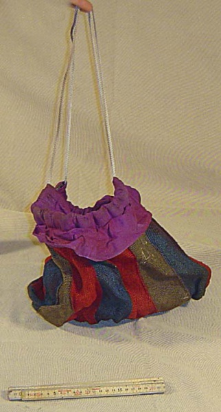 Fil:Rekvisita bag ko10-59.jpg